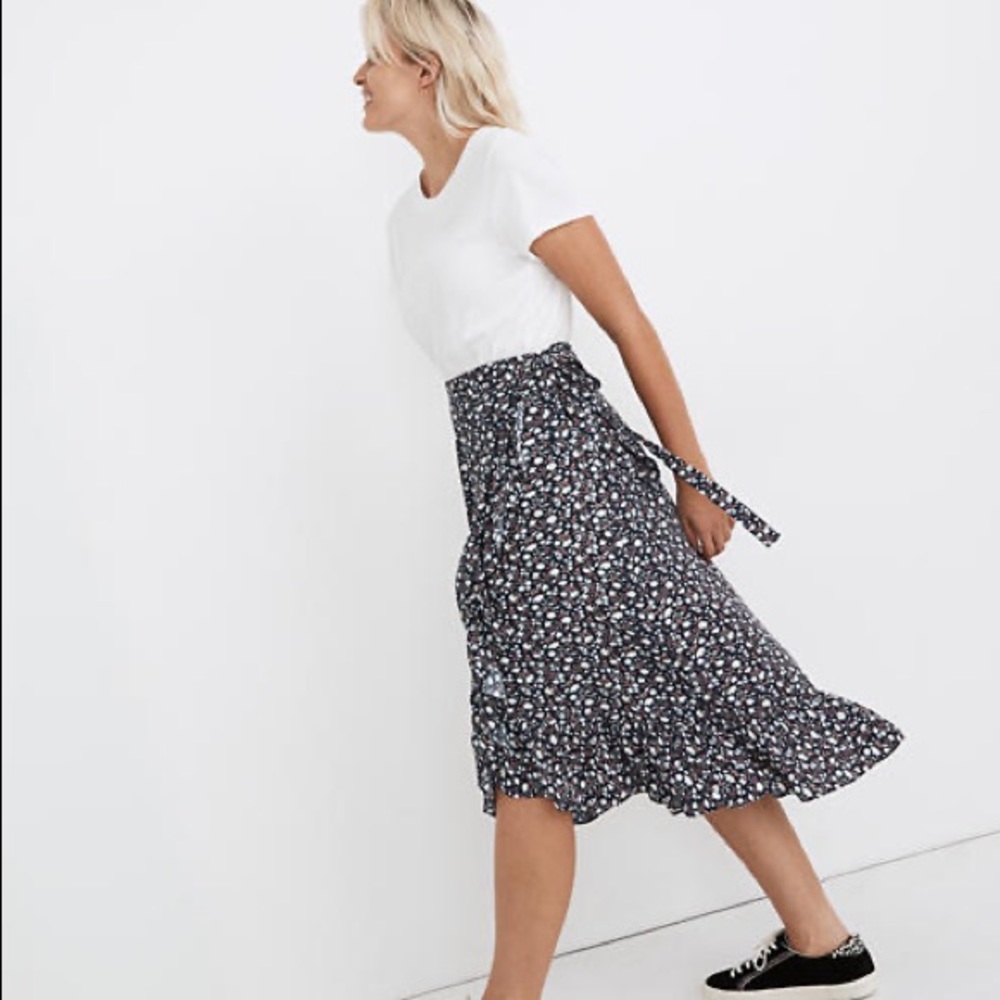 Madewell ruffle wrap midi navy blue floral skirt, size womens 2